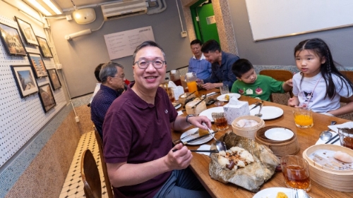 开元棋牌app下载-林定国夫妇参观美荷楼赞体现香港精神勉港人
